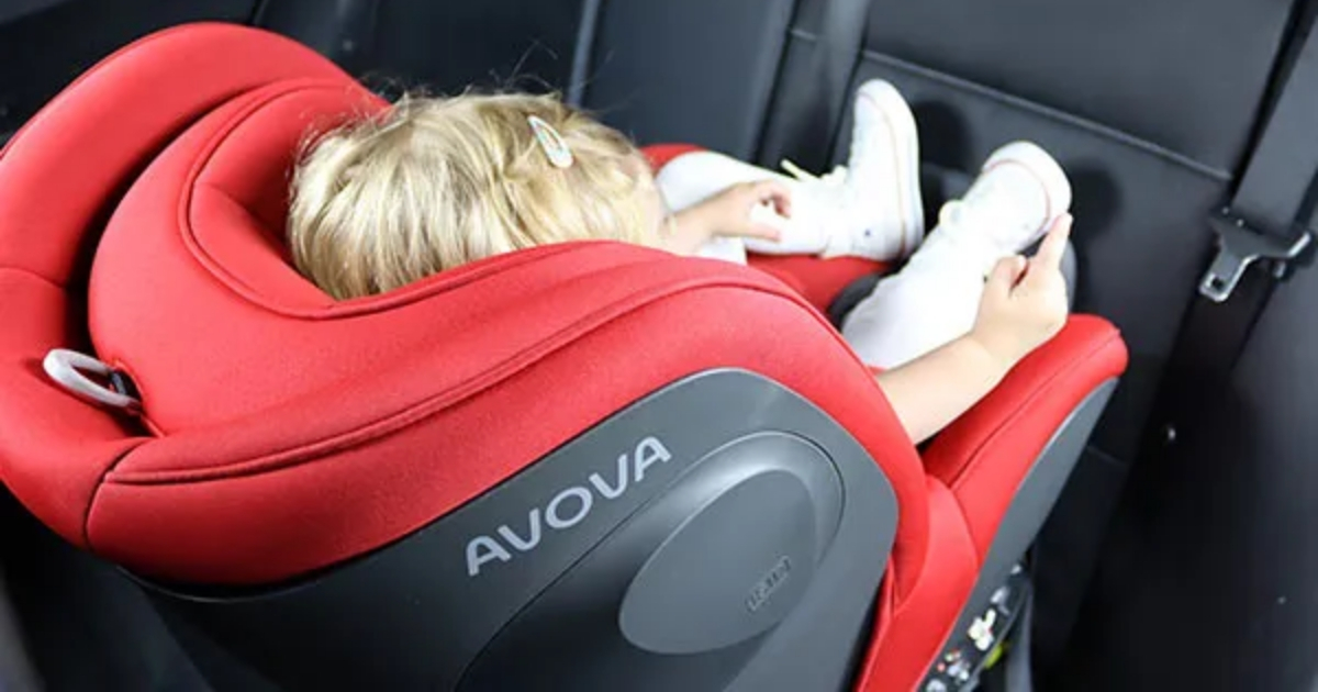 Bebé en el interior de un coche (imagen referencial= © sueosdebebe.es