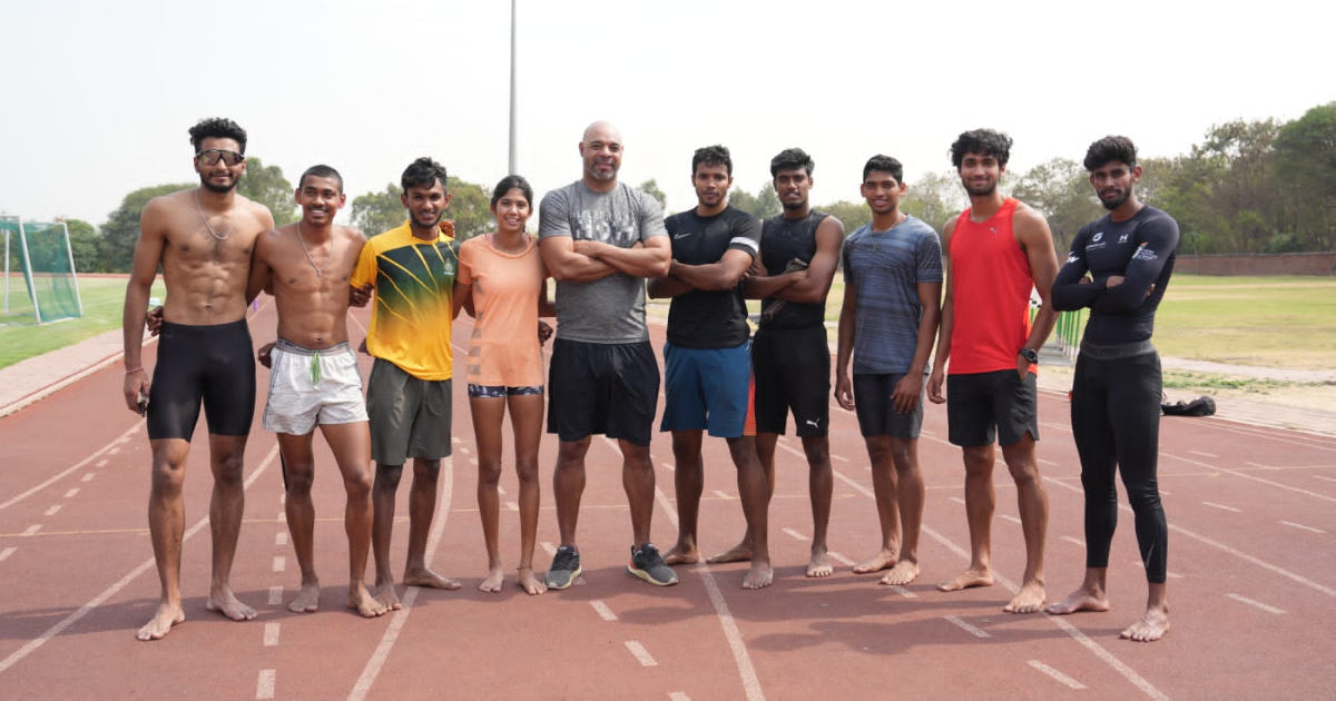 Anier García (quinto de izquierda a derecha) junto a atletas en India © Cortesía del entrevistado