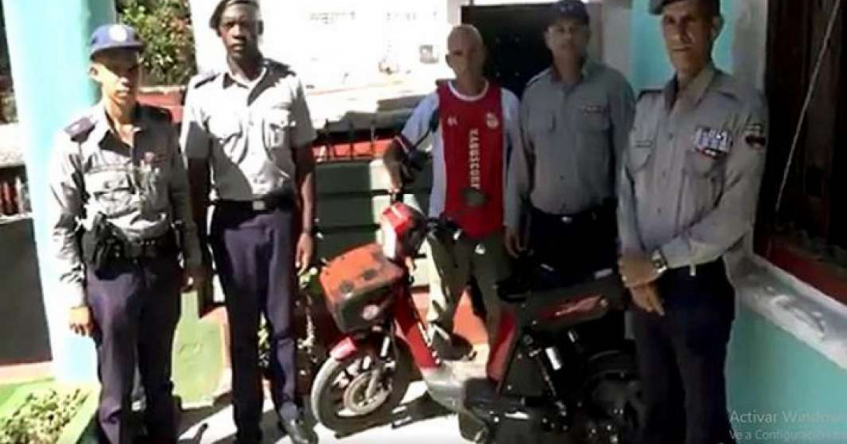 Policías devuelven bicicleta eléctrica robada a su dueño © Maya Cuba