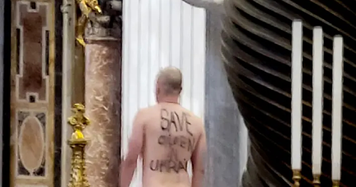 Hombre desnudo en El Vaticano © twitter/@lizlevrome