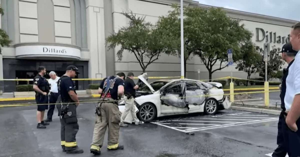 Bomberos y policías alrededor del auto quemado © Captura de video de YouTube de Univisión Noticias