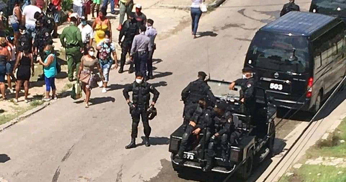 Policías y Brigada Especial en La Habana © Twitter / Cubano en Cuba