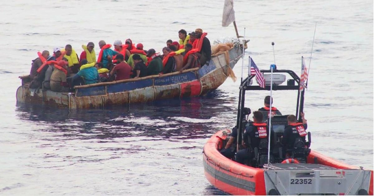 Migrantes detenidos por la USCG © USCGSoutheast / Twitter