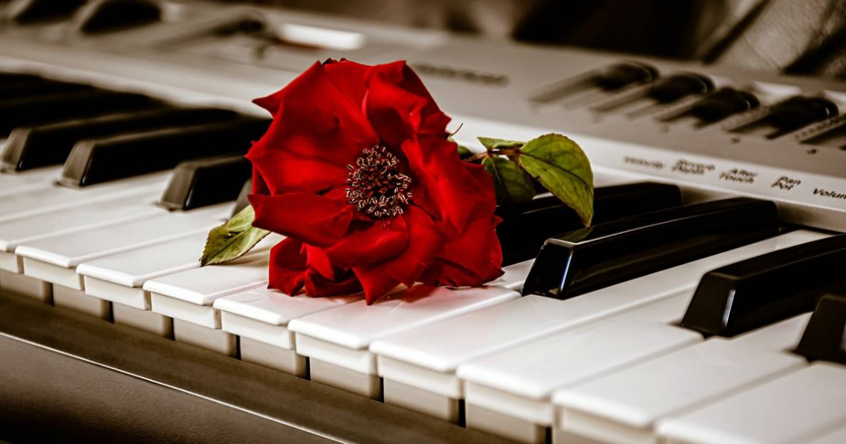 Piano y flor (Imagen de referencia) © Imagen de Ri Butov en Pixabay