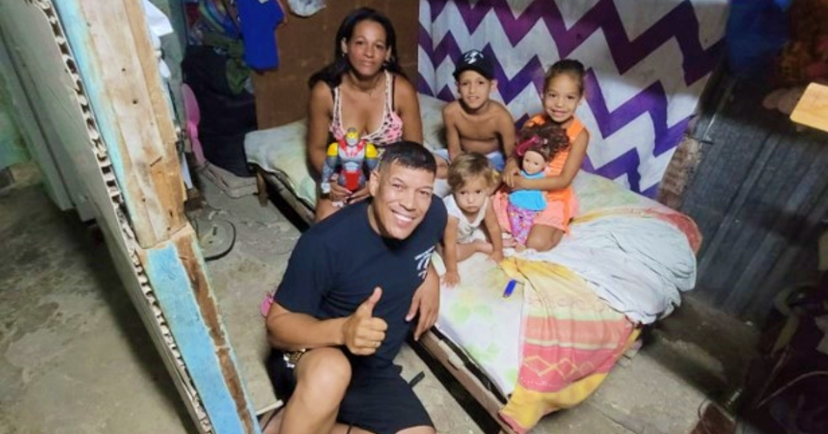 Limay Blanco junto a la madre de tres niños que será la destinataria de la casa 23 © Facebook/Limay Blanco