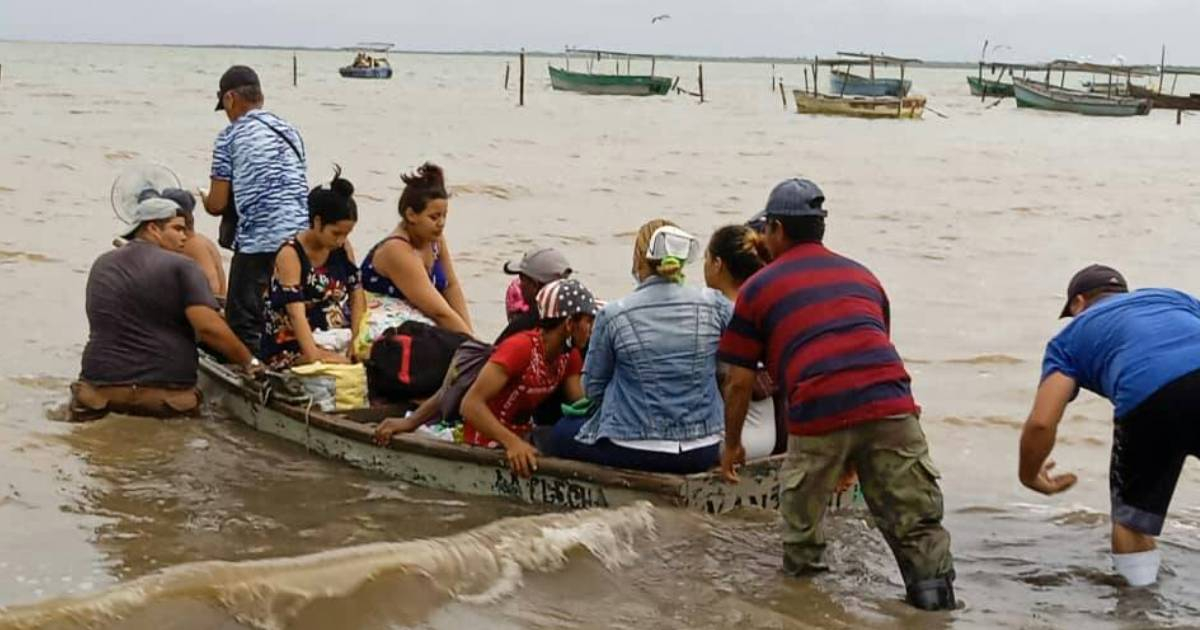 Embarazadas siendo trasladadas en Manzanillo © Facebook / Manuel Palomino