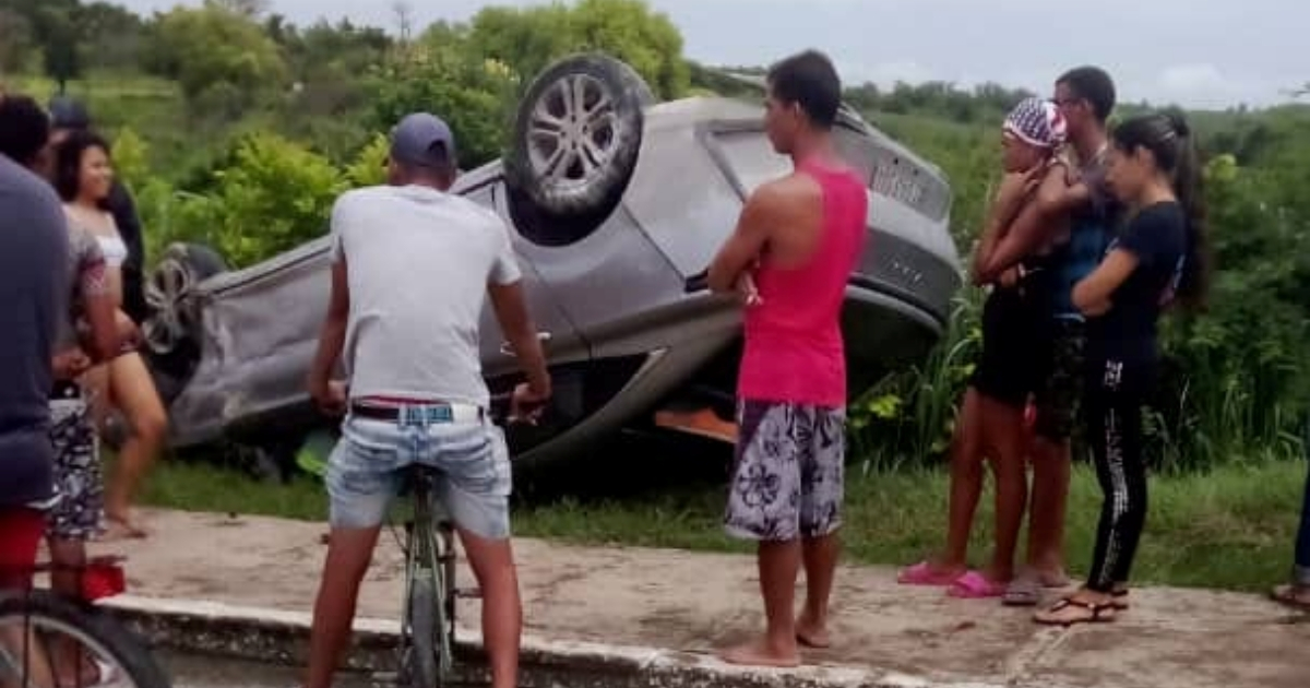 Auto volcado en la circunvalación de Manzanillo © Facebook / Yasel Almunia