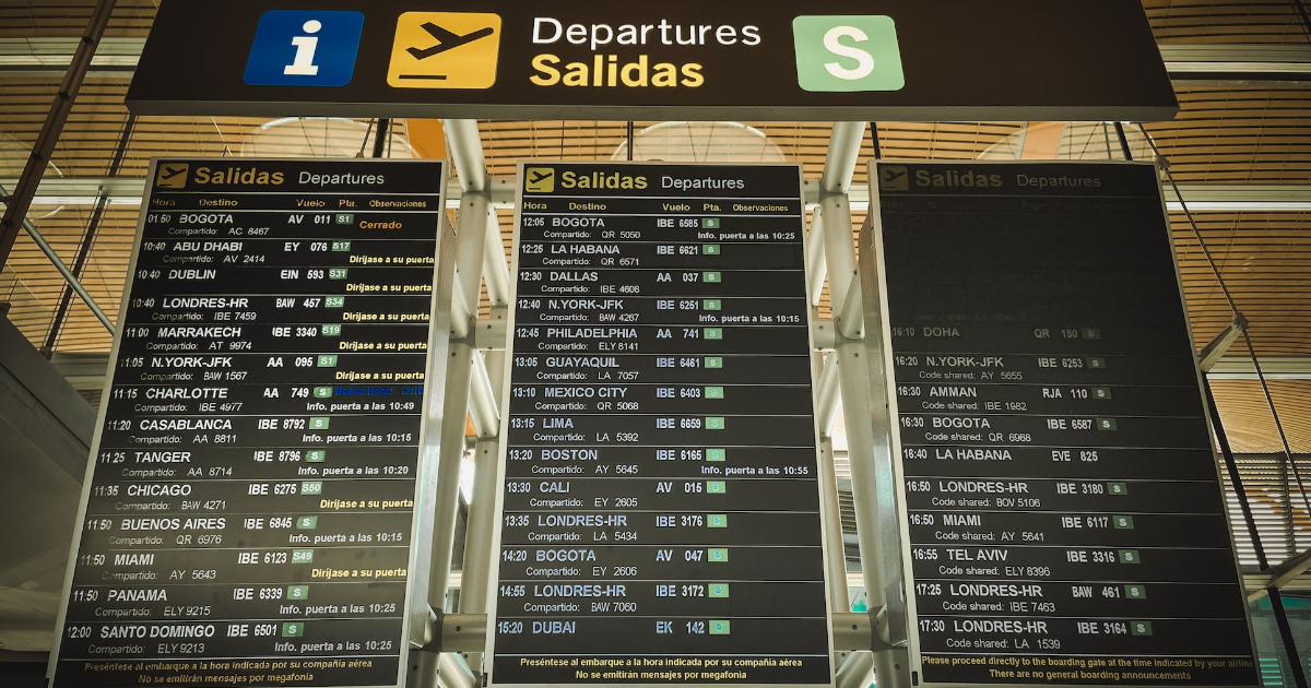 Pizarra con salidas de vuelos desde el aeropuerto de Barajas (Madrid, España) © aeropuertos.net