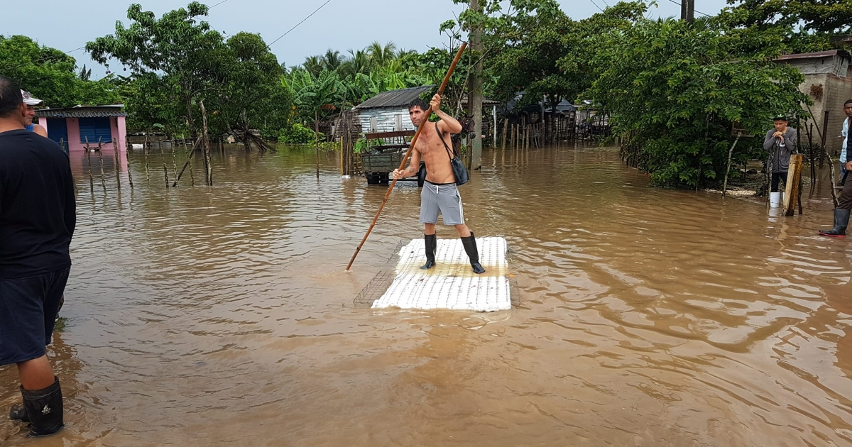 Hombre flotando para cruzar las zonas inundadas © Radio Cadena Agramonte