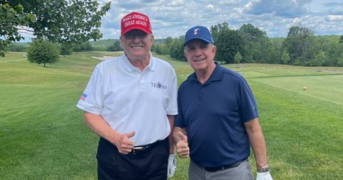 Trump y el congresista Carlos Giménez en un partido de golf el pasado viernes. © Twitter/Carlos A .Gimenez