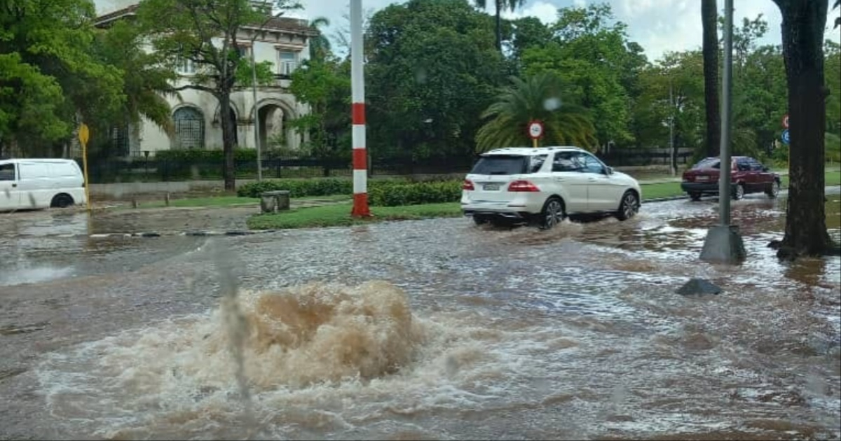 Avenida inundada en municipio Playa, La Habana © Facebook / Lázaro Manuel Alonso 