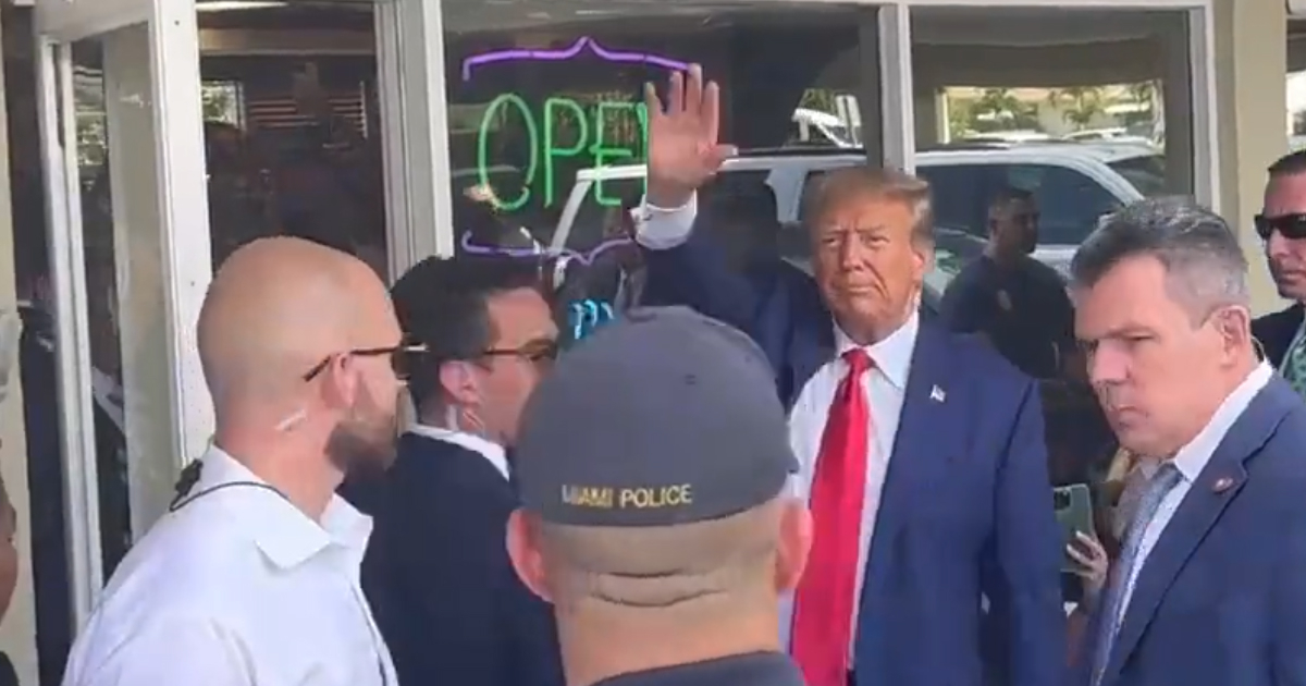 Trump aclamado por simpatizantes en el restaurante Versailles, en la Calle Ocho © Captura de video Twitter/@CBKNEWS121