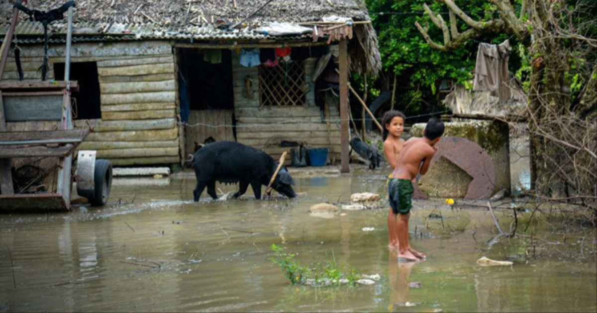 Niños cubanos tras inundaciones © Cubadebate