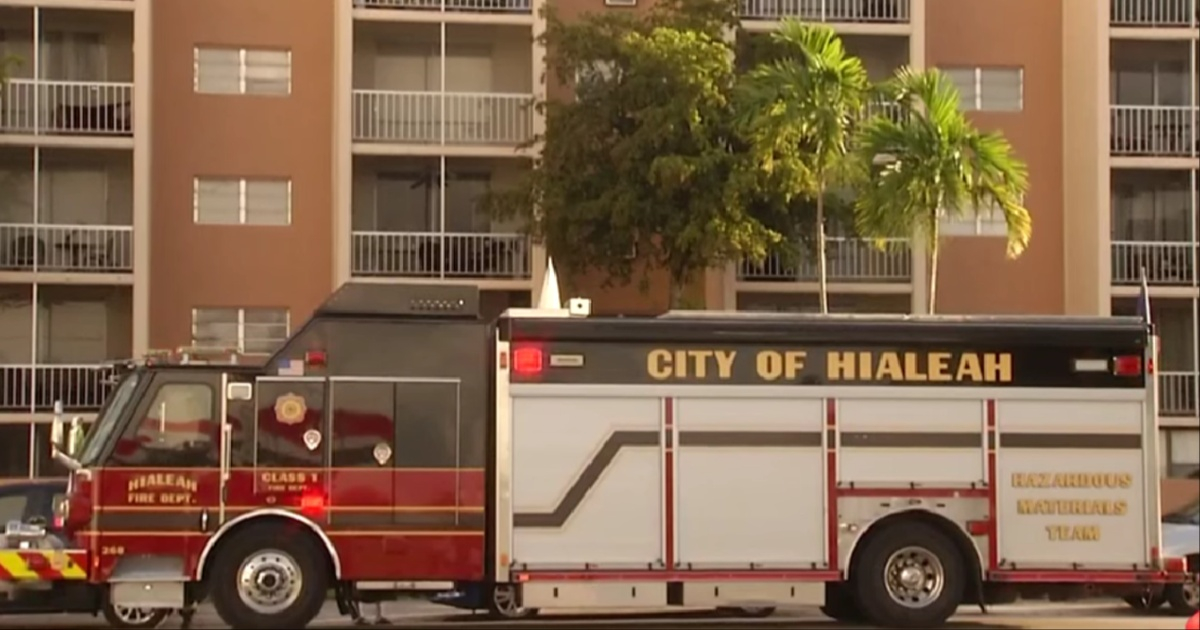 Bomberos en incendio e Hialeah © 