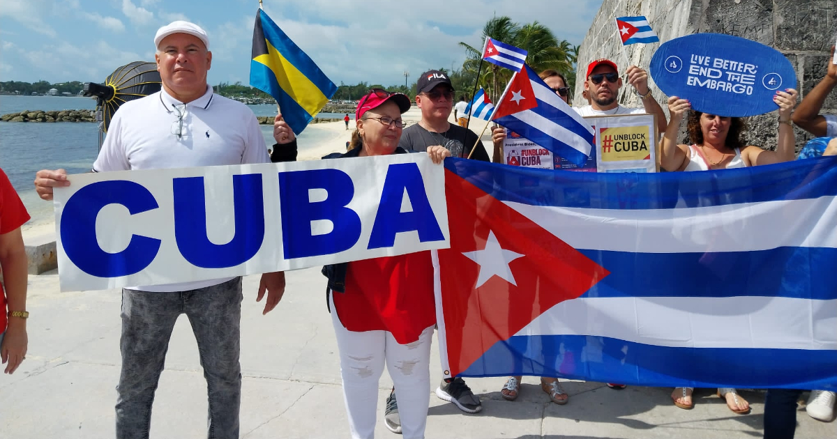 Emigrantes cubanos que apoyan el discurso del régimen totalitario © Twitter / @RosarioPentn1