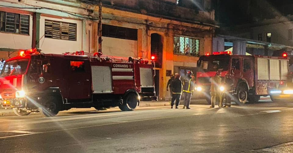 Bomberos en Centro Habana © Facebook / Bomberos Cubanos