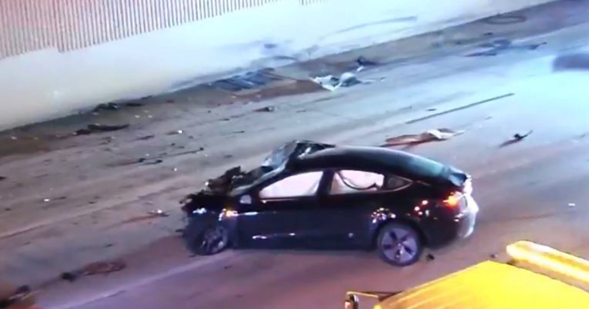 Uno de los vehículos accidentados en el choque múltiple © YouTube/screenshot-NBC Miami