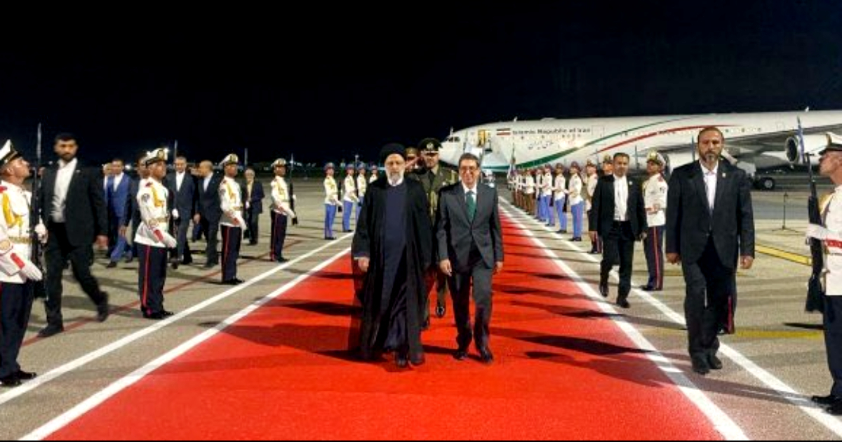 El presidente iraní Ebrahim Raisi es recibido por el canciller cubano Bruno Rodríguez © Twitter / @IRIMFA_EN