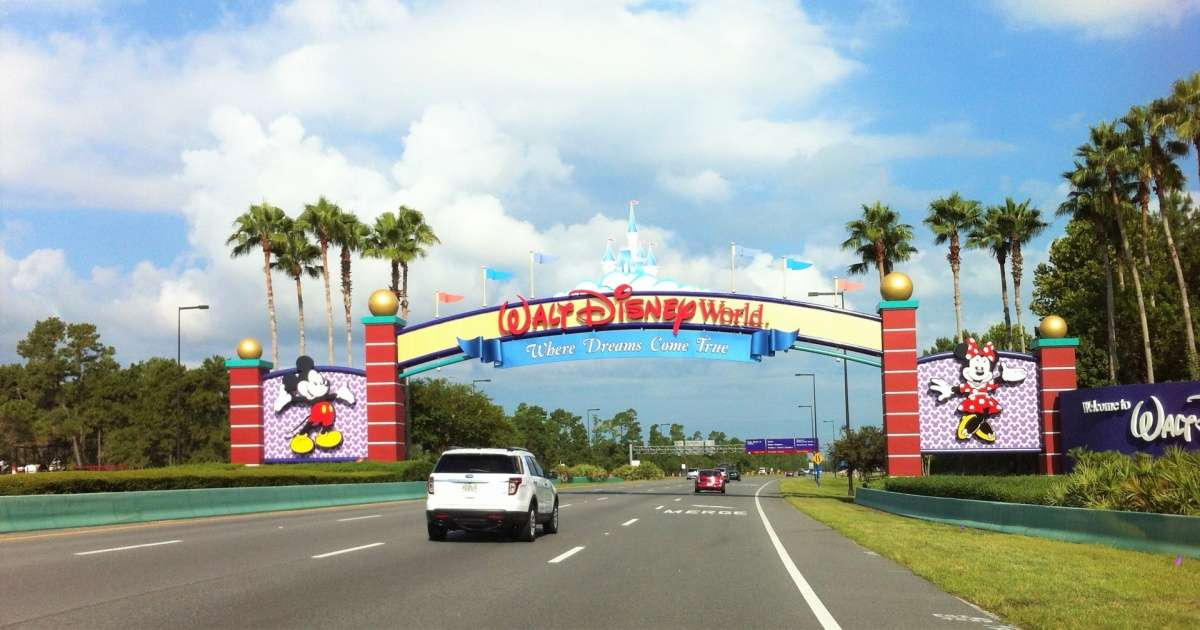 Letrero de Walt Disney World en el camino de Orlando, Florida © Publicdomainpictures.net