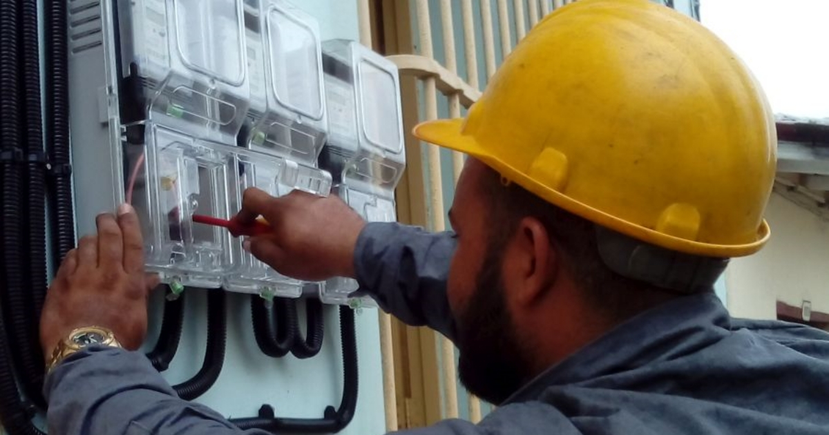 Trabajador de la Unión Eléctrica (imagen referencial) © Escambray / Yanela Pérez Rodríguez