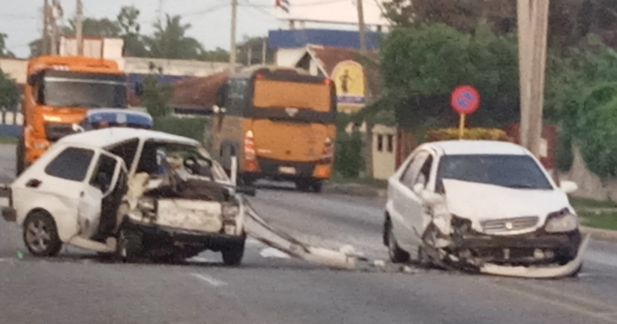 Estado en que quedaron los carros tras el choque © Facebook / Dennis Ramírez