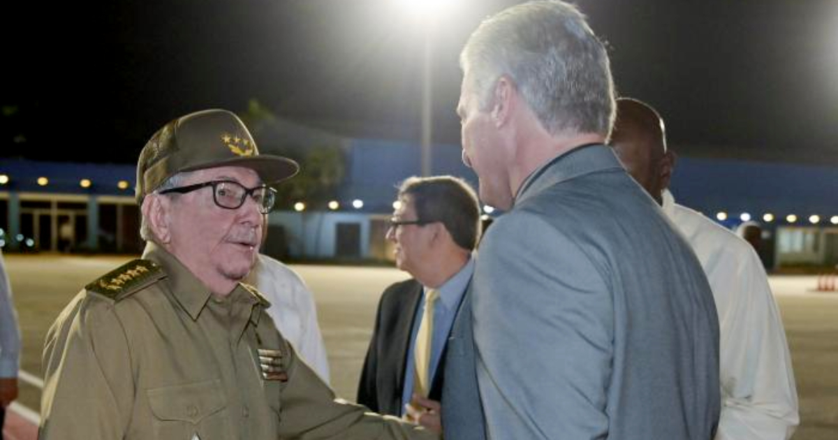 El general (r) Raúl Castro despide a Díaz-Canel en el aeropuerto este domingo © Twitter / @minint_cuba