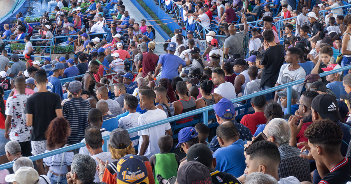 Cubanos en el Estadio Latinoamericano de La Habana © CiberCuba