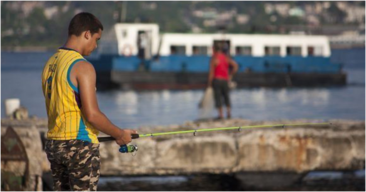 Pescador en el Puerto de La Habana © Cubadeate / Deny Extreme