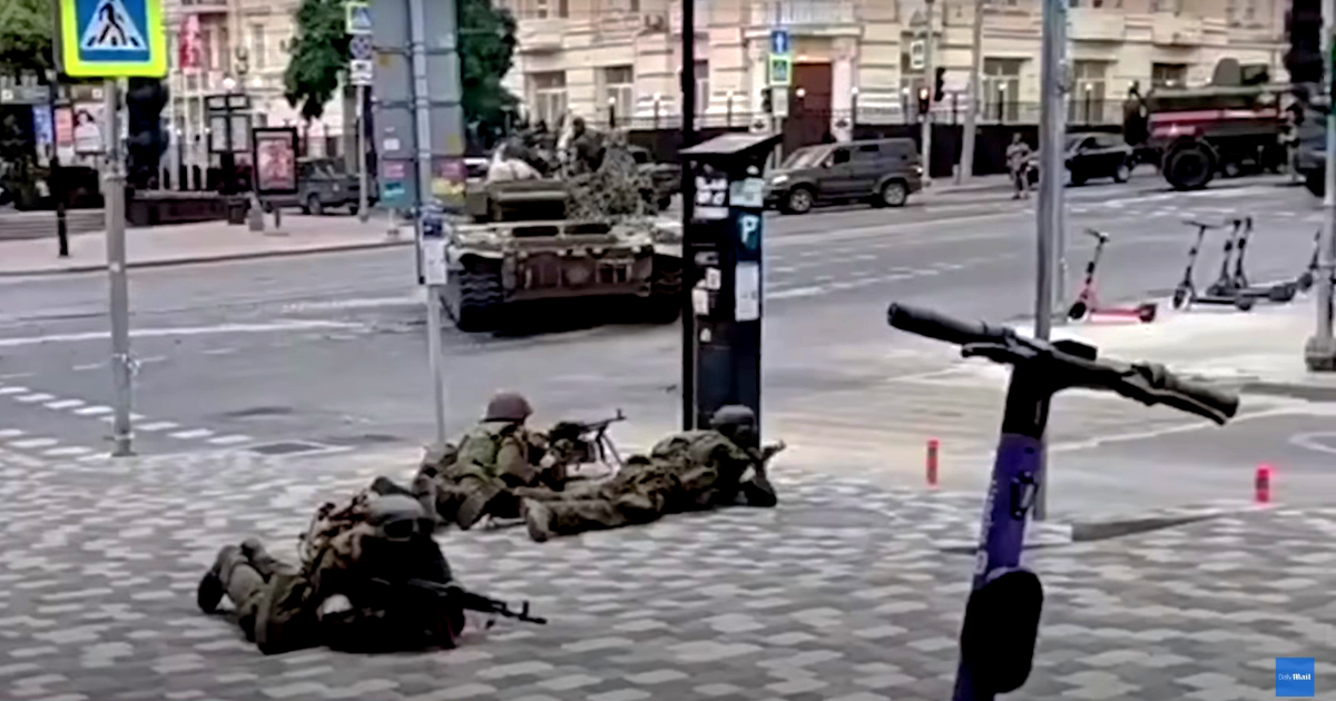 Paramilitares del Grupo Wagner desplegados en ciudad rusa de Rostov © Captura de video YouTube / Daily Mail