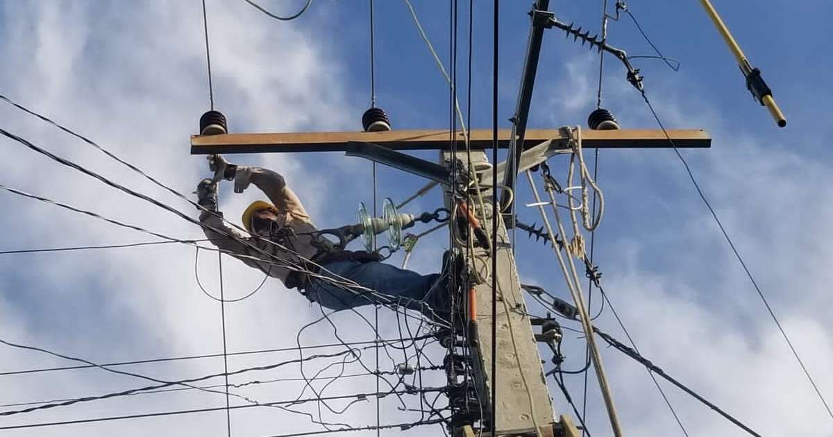 Trabajador de la Unión Eléctrica de Cuba (Imagen referencial) © Facebook/ Unión Eléctrica UNE 