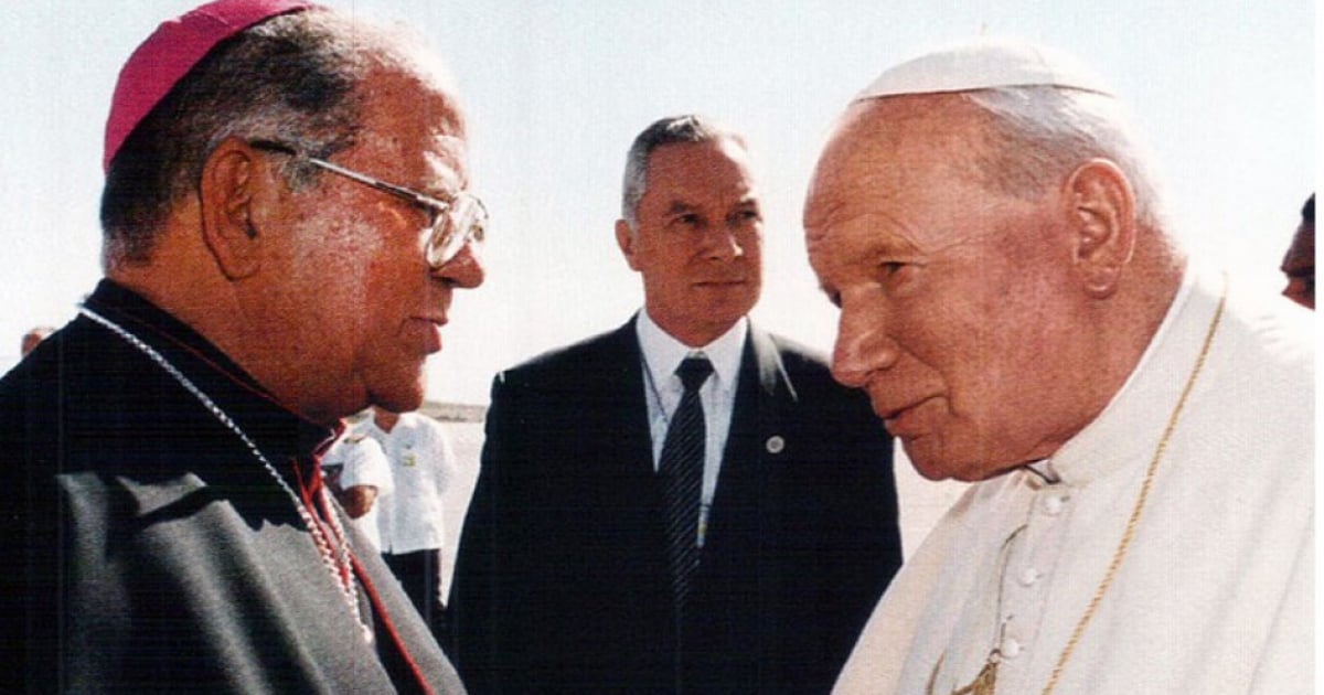  Pedro Meurice y Juan Pablo II durante la visita del papa a Cuba en 1998 © Otra Palabra