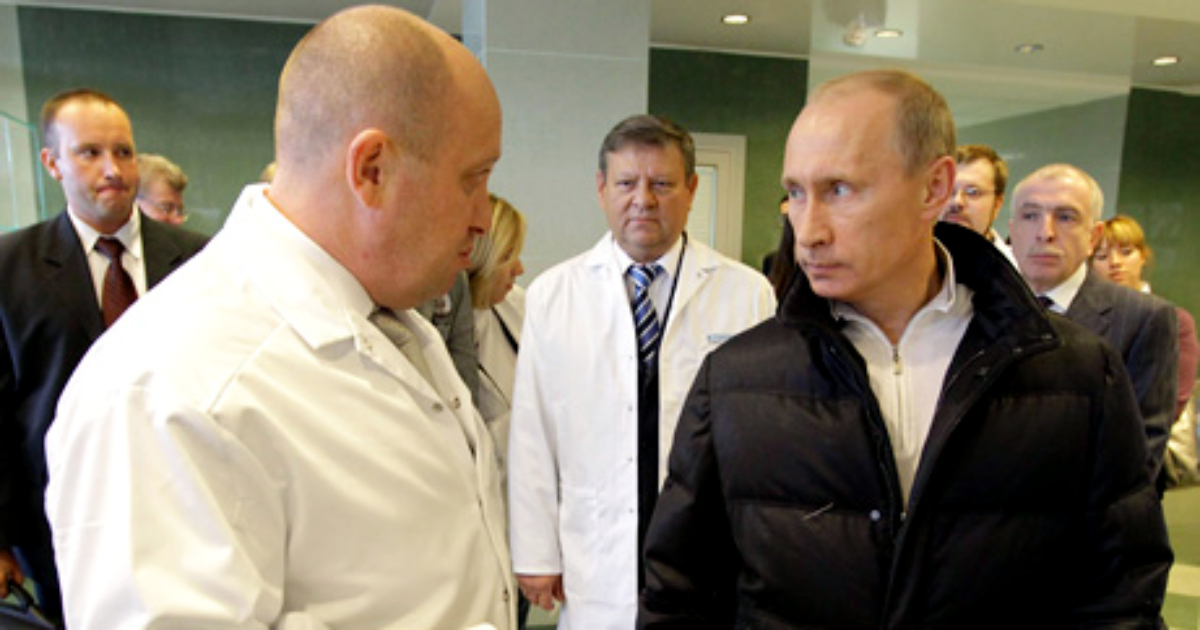 El jefe del grupo Wagner Yevgeni Prigozhin conversa con Vladimir Putin © Wikimedia Commons 