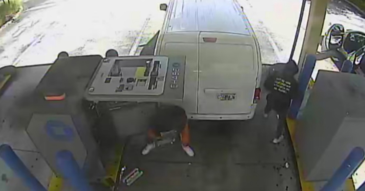 Ladrones de Miami-Dade roban cajero automático © Captura/ Cámara Chase Bank. 