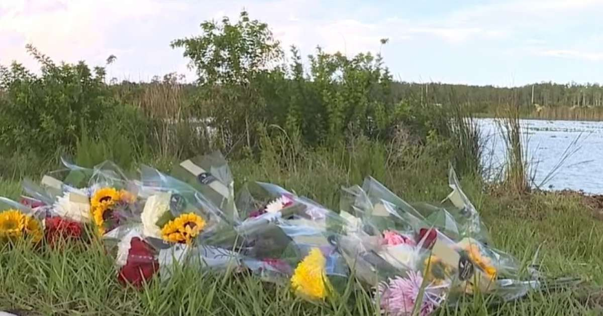 Flores en el lugar del accidente © Captura de video de YouTube de FOX 4 Now