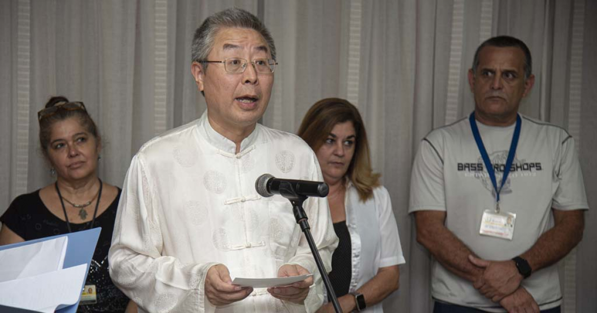 Ma Hui, embajador chino en Cuba, durante la ceremonia de entrega del donativo © Prensa Latina