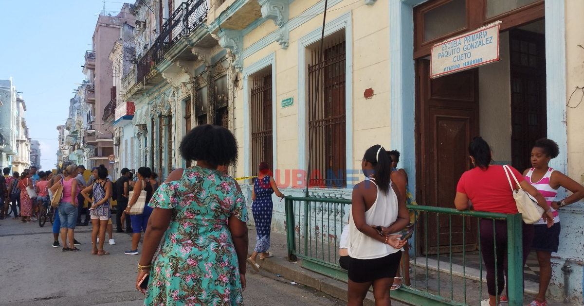 Entrada de la escuela Paquito González Cueto, colindante con la casa siniestrada © Cubanet