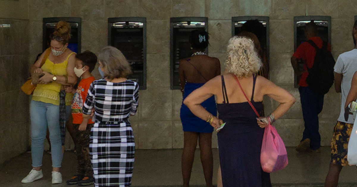 Cajeros en banco de La Habana © CiberCuba
