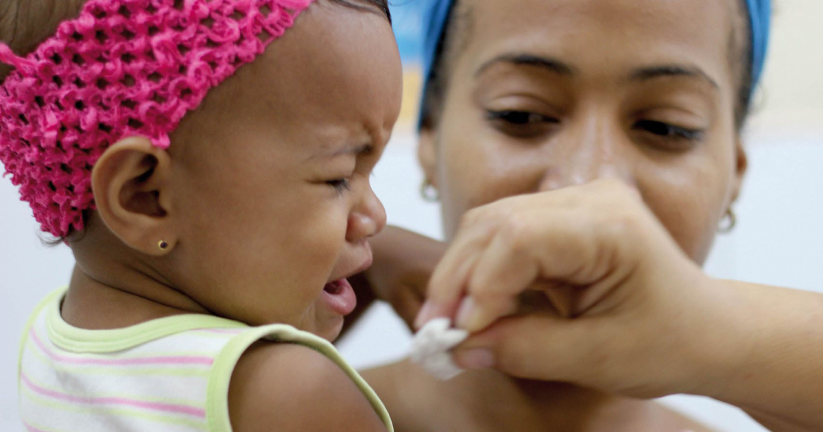 Vacunación de un bebe en Cuba (imagen de referencia) © Facebook / UNICEF Cuba