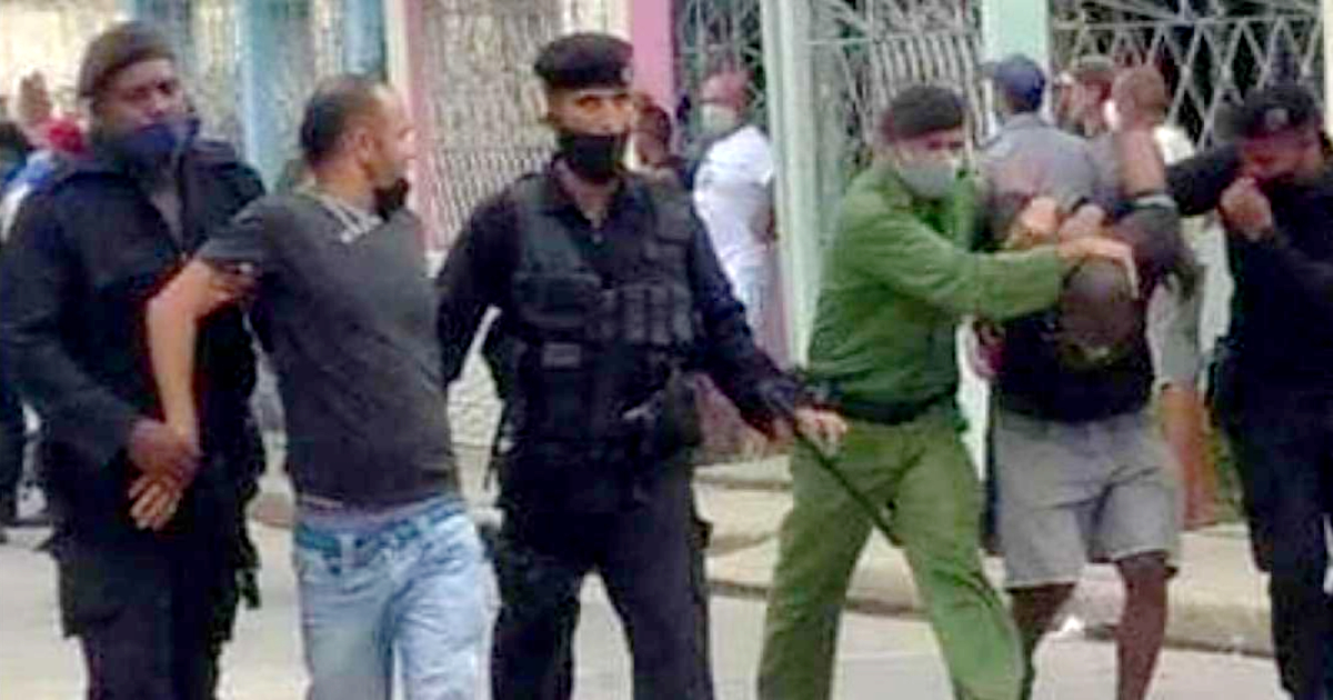 Represión y detenciones el 11 de julio de 2021 © Captura de video CiberCuba / Redes Sociales