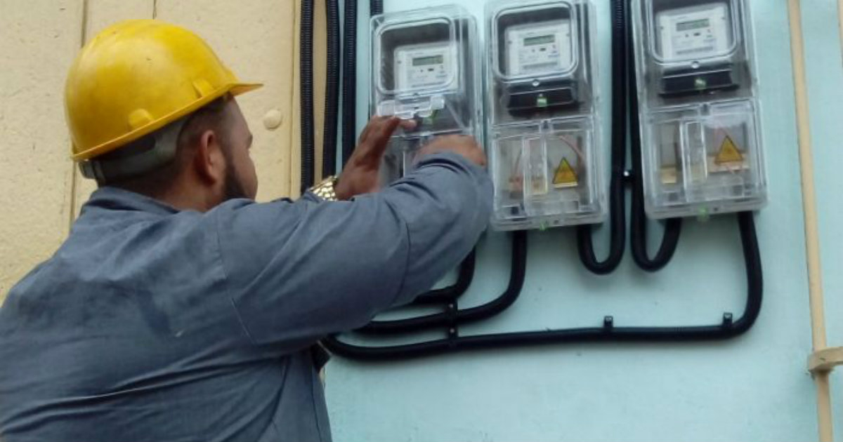 Modernizan los contadores de la luz en Cuba. © Escambray.