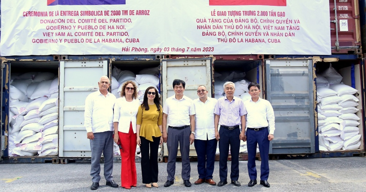 Autoridades cubanas y vietnamitas tras la firma del donativo de arroz a La Habana © Revista Tạp chí Tài chính