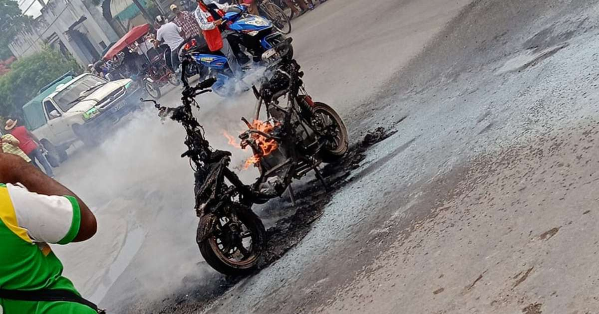 Moto incendiada © Facebook/ ACCIDENTES BUSES & CAMIONES por más experiencia y menos víctimas