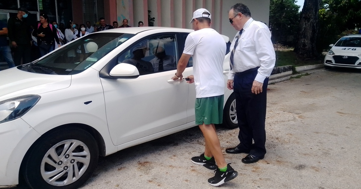 Devuelven auto a cubano que se enganchó al parabrisas. © Facebook/Realidades desde Holguín