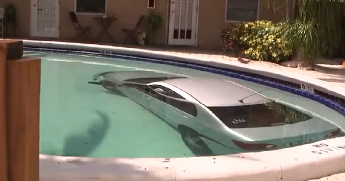 Auto sumergido en la piscina © Captura de video de Youtube/@WPLGLocal10