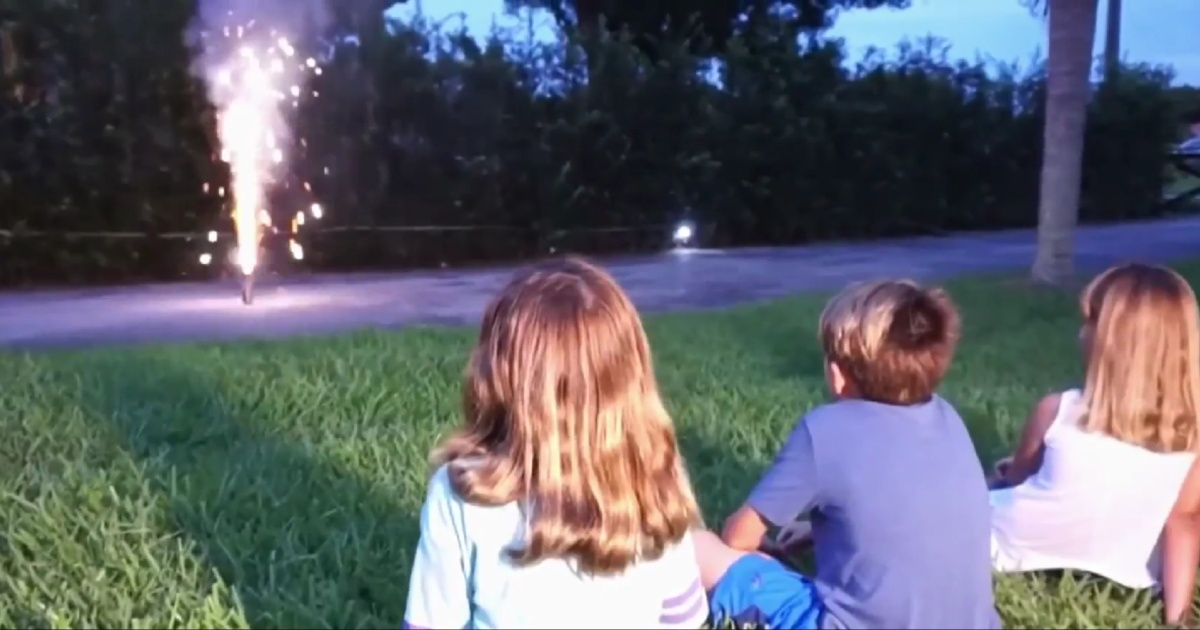 Niños mirando los fuegos artificales (imagen de referencia) © Captura de video / NBC Miami