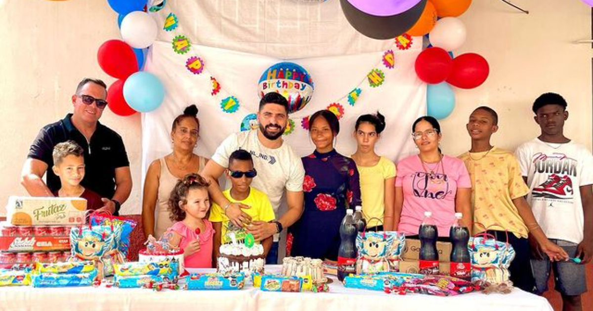Alejandro Cuervo en la fiesta de cumpleaños de un niño sin amparo filial © Instagram / Alejandro Cuervo