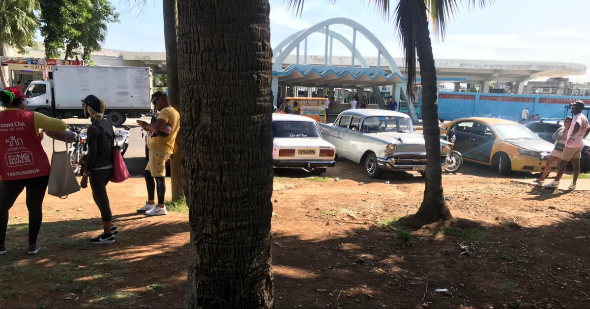 Cubanos esperando frente a terminal de ómnibus de La Habana © Facebook / Lynn Cruz