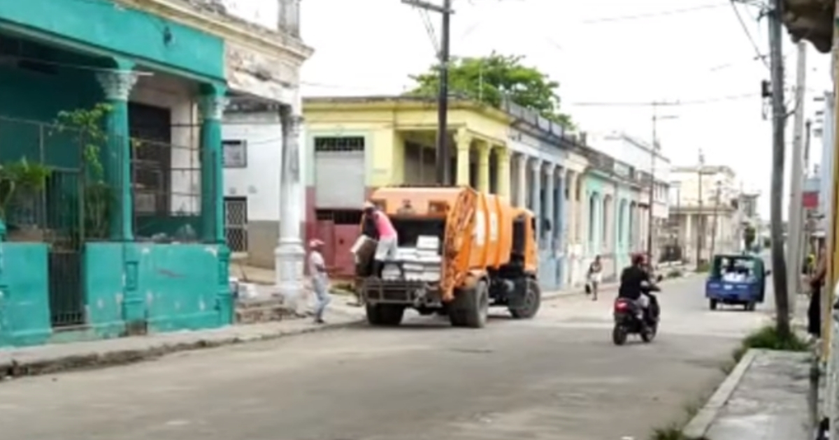 Momento en que descargan el pollo en la bodega © Captura de pantalla