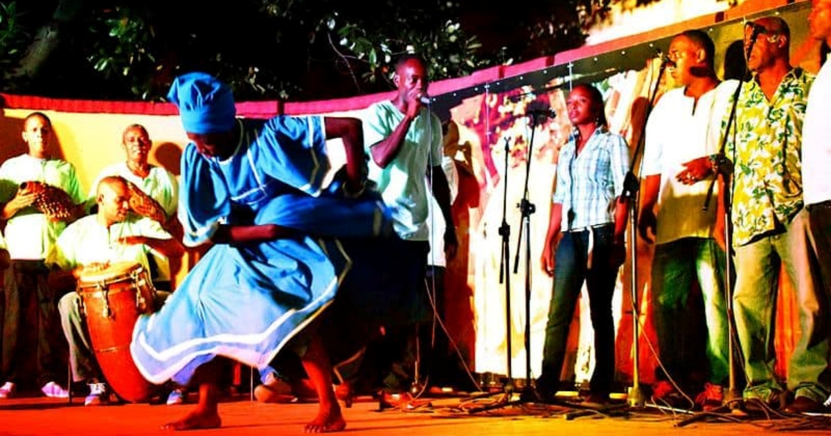 Bailarines y músicos cubanos © Wikimedia Commons / Yoel Díaz