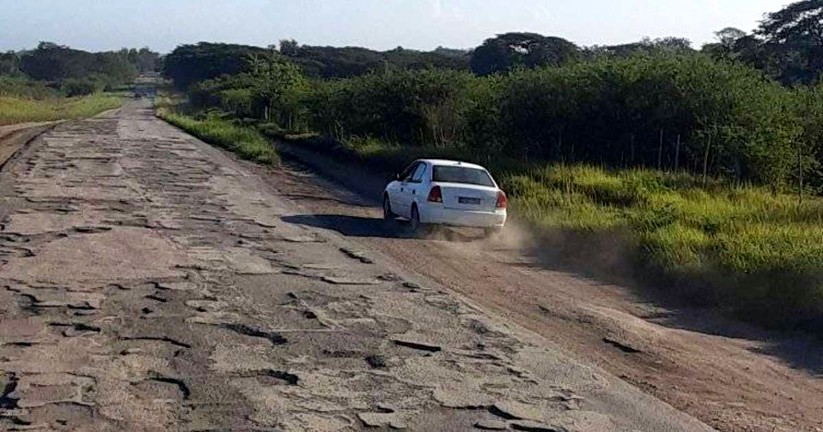 Auto de renta turística circula por carretera cubana en mal estado (imagen de referencia) © Facebook / Carlos Alberto Torres